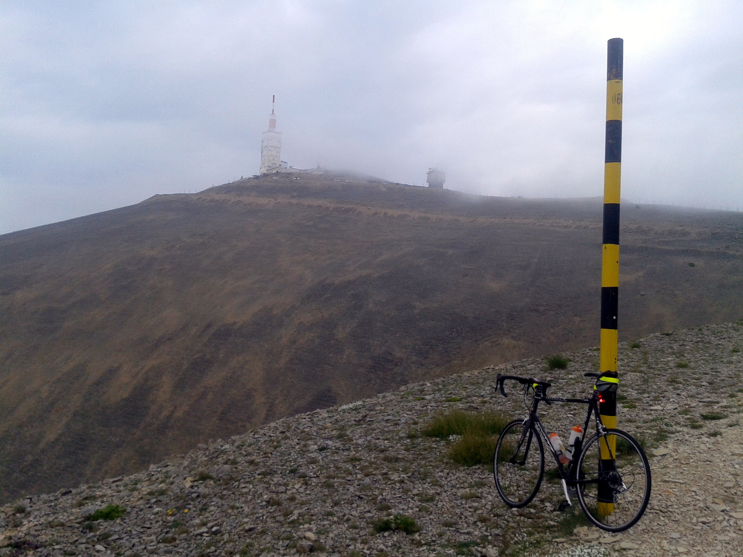 Sommet du Ventoux sous la pluie lors d’un aller-retour en 274 km.jpg