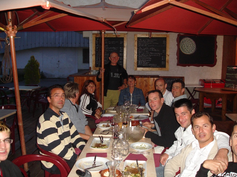 C'était l'année 2007 et nous étions 13 cyclistes à table et 12 sur les pentes : la photo + Serge et Vivian
