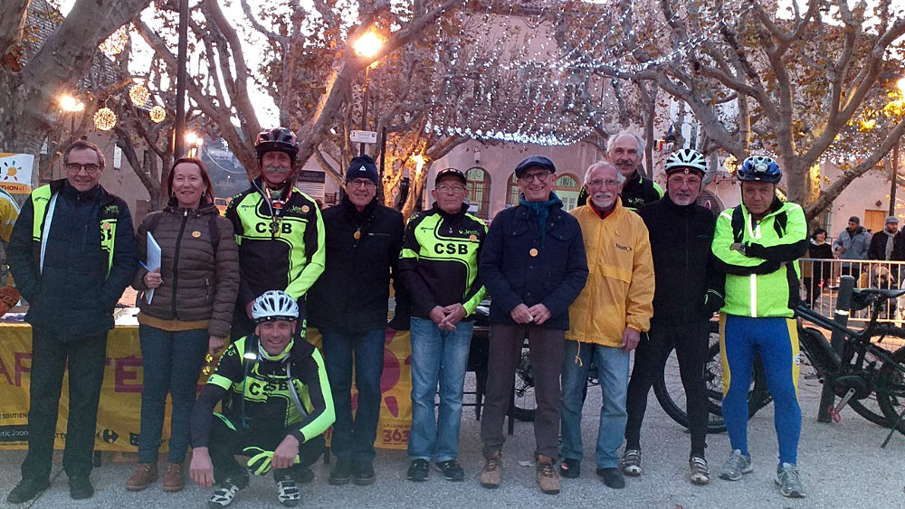 L’équipe « au sol » du CSB section cyclisme est arrivée tôt pour tout mettre en place pour accueillir les premiers VTTistes sur la place de la mairie tandis que l’équipe du CIQ du Pigeonnier commençait la préparation du vin chaud à l’école des Hameaux du Pigeonnier